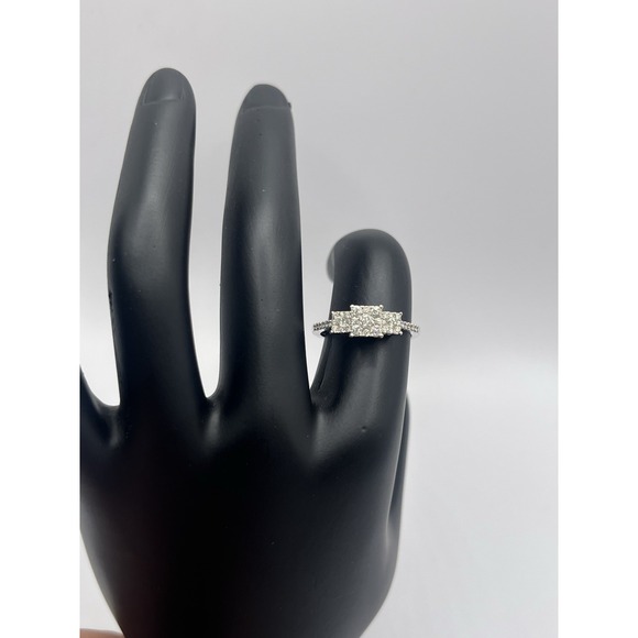 10K White Gold 1 Karat Diamond Women's Ring, Size 7 - Picture 1 of 7